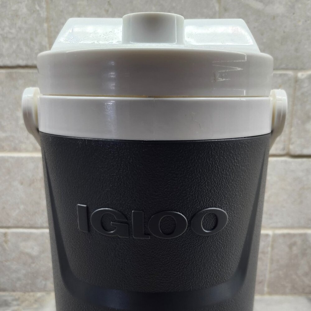 IGLOO Laguna Pro Cooler w/ Fence Hooks, Gray, 1/2 Gal.